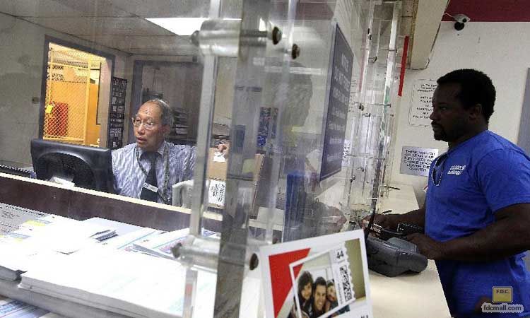 美国旧金山贝维尤邮政所，一名邮局职员为顾客办理业务